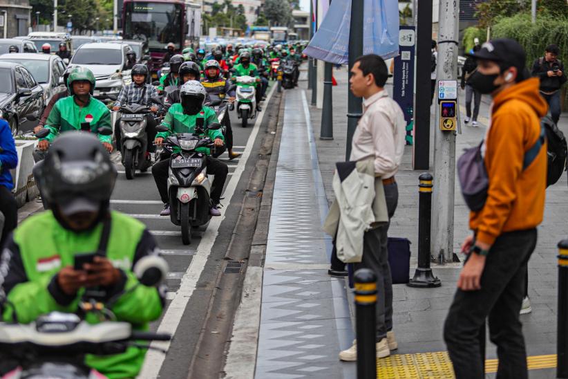 Pengemudi Ojek Online Dapat THR - Bagian 3