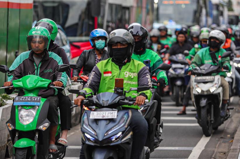 Pengemudi Ojek Online Dapat THR - Bagian 1