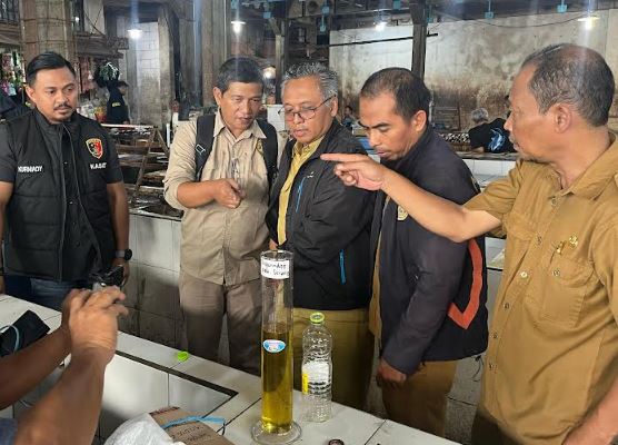 Polisi Sita MinyaKita Tak Sesuai Takaran di Pasar Ciruas Serang