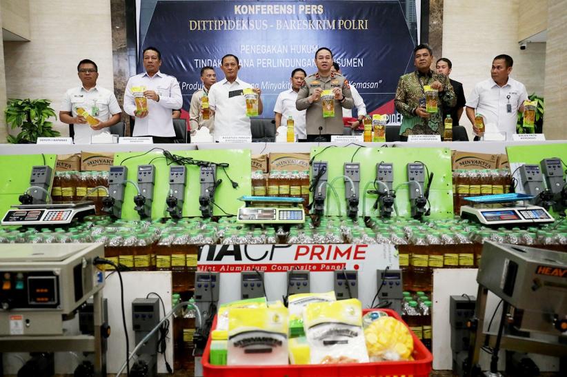 Barang Bukti MinyaKita Oplosan Disita Polisi - Bagian 4