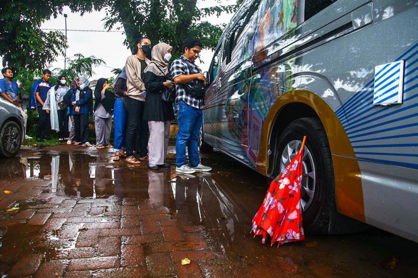 Antusiasme Ratusan Warga Tukar Uang Baru Meski Diguyur Hujan - Bagian 3