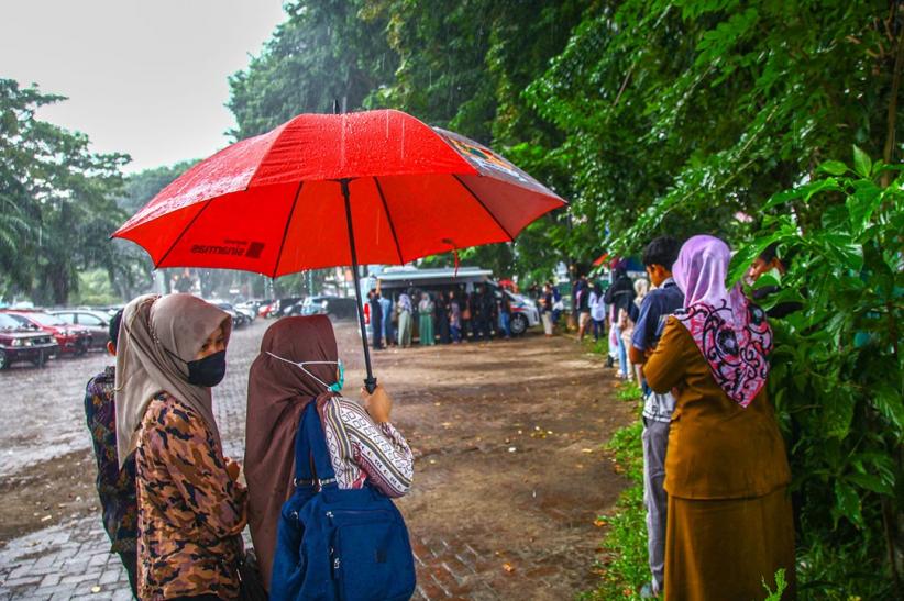 Antusiasme Ratusan Warga Tukar Uang Baru Meski Diguyur Hujan - Bagian 2