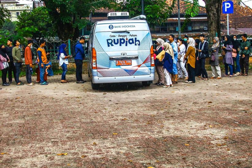Antusiasme Ratusan Warga Tukar Uang Baru Meski Diguyur Hujan - Bagian 6