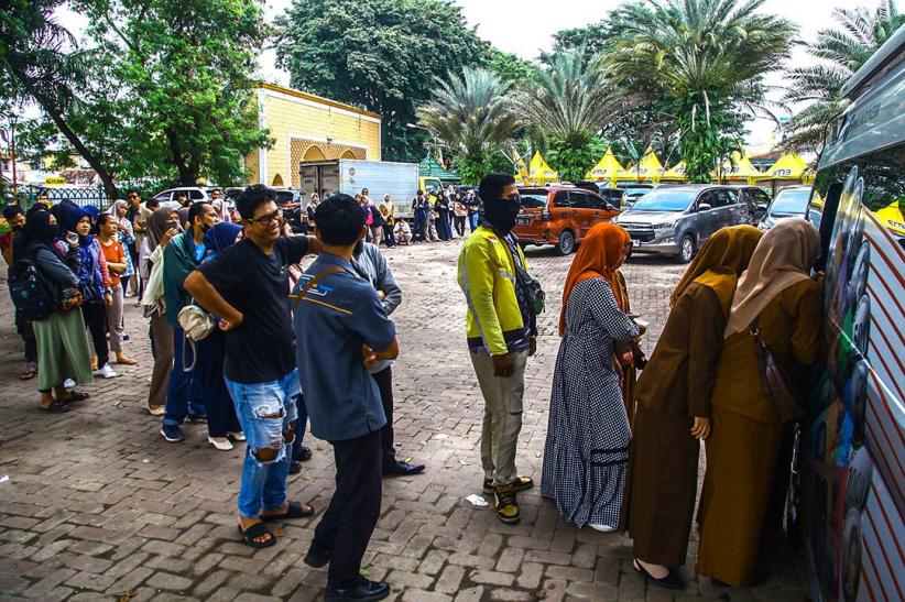 Antusiasme Ratusan Warga Tukar Uang Baru Meski Diguyur Hujan - Bagian 5