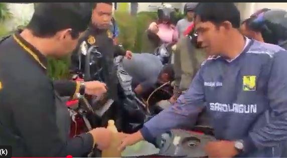 title Puluhan Motor Mogok usai Isi Bensin Tercampur Air di SPBU Merangin Puluhan Motor Mogok usai Isi Bensin Tercampur Air di SPBU Merangin