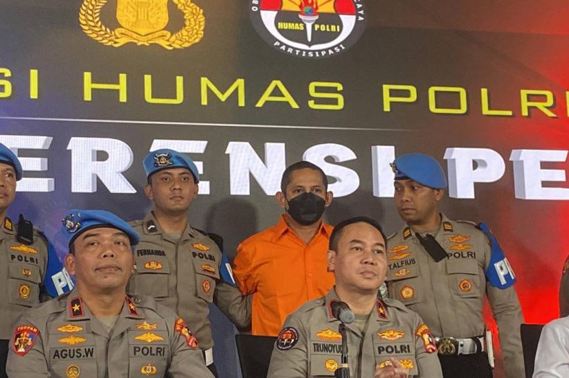 Tampang Eks Kapolres Ngada Tersangka Kasus Pelecehan Anak Pakai Baju Tahanan - Bagian 3