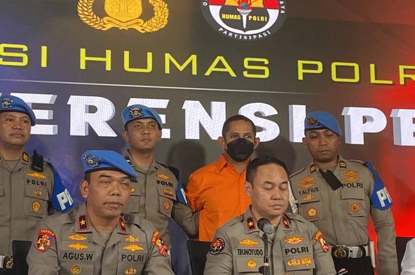 Tampang Eks Kapolres Ngada Tersangka Kasus Pelecehan Anak Pakai Baju Tahanan - Bagian 2
