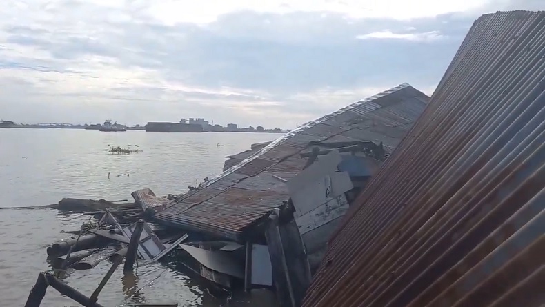 title Hilang Kendali saat Bermanuver, Kapal Tongkang Tabrak 4 Rumah Warga di Sungai Musi Hilang Kendali saat Bermanuver, Kapal Tongkang Tabrak 4 Rumah Warga di Sungai Musi