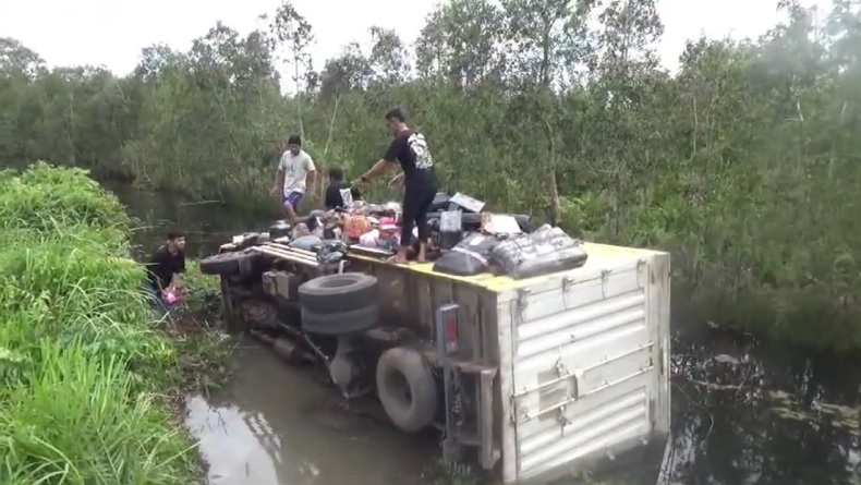 title Sopir Mengantuk, Truk Boks Bermuatan Ribuan Paket Terjun ke Sungai di Lampung Sopir Mengantuk, Truk Boks Bermuatan Ribuan Paket Terjun ke Sungai di Lampung