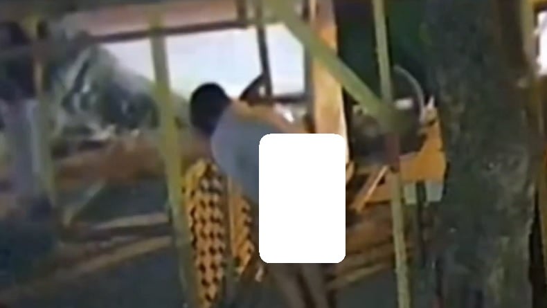 title Siswi SMK di Medan Melahirkan Sambil Berdiri di Warung Pinggir Jalan Terekam CCTV Siswi SMK di Medan Melahirkan Sambil Berdiri di Warung Pinggir Jalan Terekam CCTV