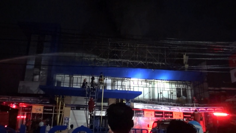 Kebakaran Gudang Toko Elektronik dan Furnitur di Palangka Raya, Petugas Kewalahan Pingsan