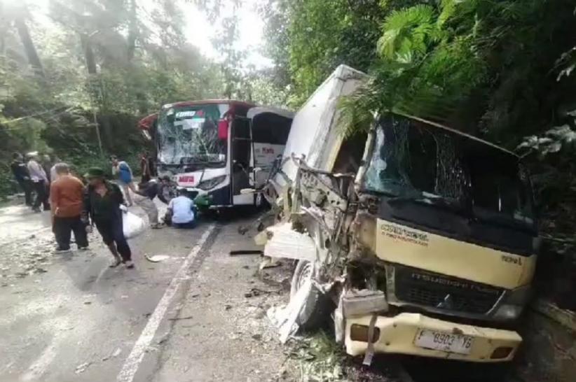 title 2 Kecelakaan Terjadi di Jalur Puncak Cianjur, 1 Orang Tewas 5 Luka-luka 2 Kecelakaan Terjadi di Jalur Puncak Cianjur, 1 Orang Tewas 5 Luka-luka