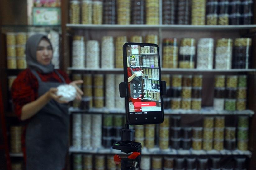 Melihat Produksi Kue Kering hingga Dijual Live di Media Sosial - Bagian 2