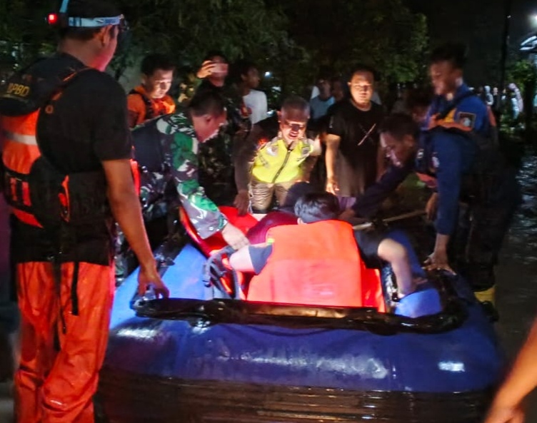 title Banjir Bandang Terjang 7 Desa di Bojonegoro, 1 Orang Tewas Banjir Bandang Terjang 7 Desa di Bojonegoro, 1 Orang Tewas