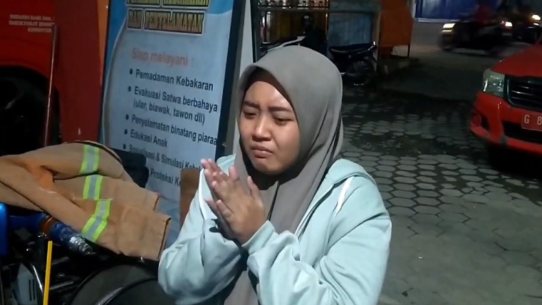 title Putus Asa Laporan Penipuan Ditolak Polisi, Wanita di Pekalongan Akhirnya Curhat ke Damkar Putus Asa Laporan Penipuan Ditolak Polisi, Wanita di Pekalongan Akhirnya Curhat ke Damkar