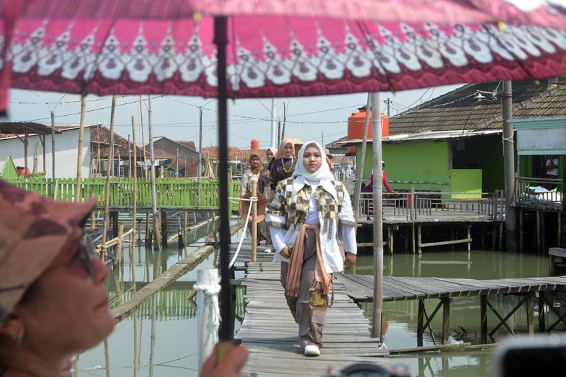 Peragaan Busana Ramah Lingkungan di Desa Tenggelam - Bagian 6