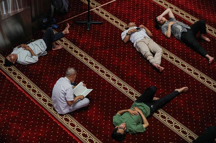 Menunggu Waktu Berbuka Puasa Sambil Iktikaf di Masjid Istiqlal  - Bagian 3