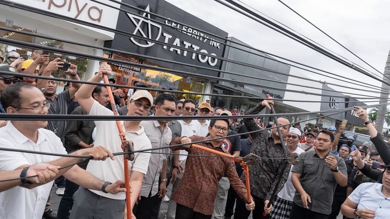 title Tata Estetika Kawasan, Bupati dan Wabup Badung Potong Kabel Provider di Canggu Tata Estetika Kawasan, Bupati dan Wabup Badung Potong Kabel Provider di Canggu