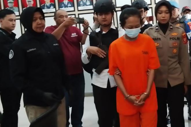 title Siasat Keji 3 Gadis Lesbi Bunuh Teman di Bandung, Awalnya Beralibi Korban Begal Siasat Keji 3 Gadis Lesbi Bunuh Teman di Bandung, Awalnya Beralibi Korban Begal