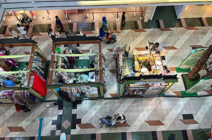 Pusat Perbelanjaan Mulai Ramai Pengunjung Berburu Baju Lebaran - Bagian 2