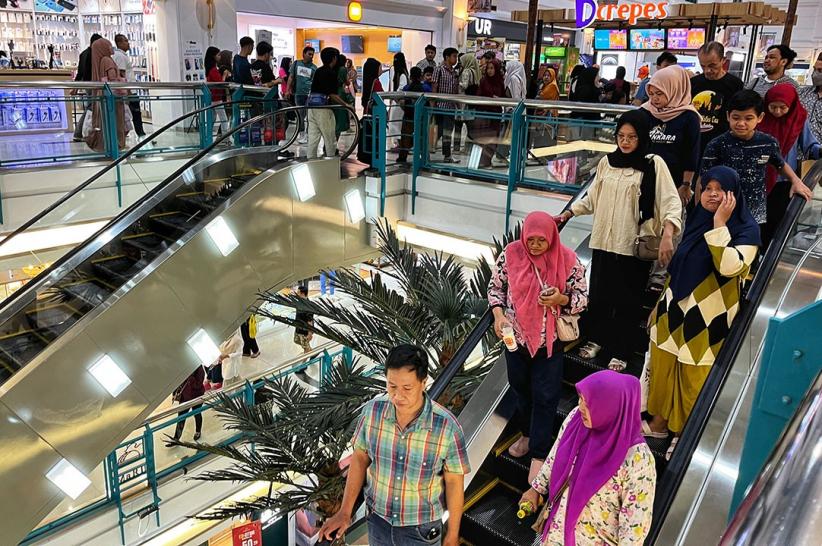 Pusat Perbelanjaan Mulai Ramai Pengunjung Berburu Baju Lebaran - Bagian 3