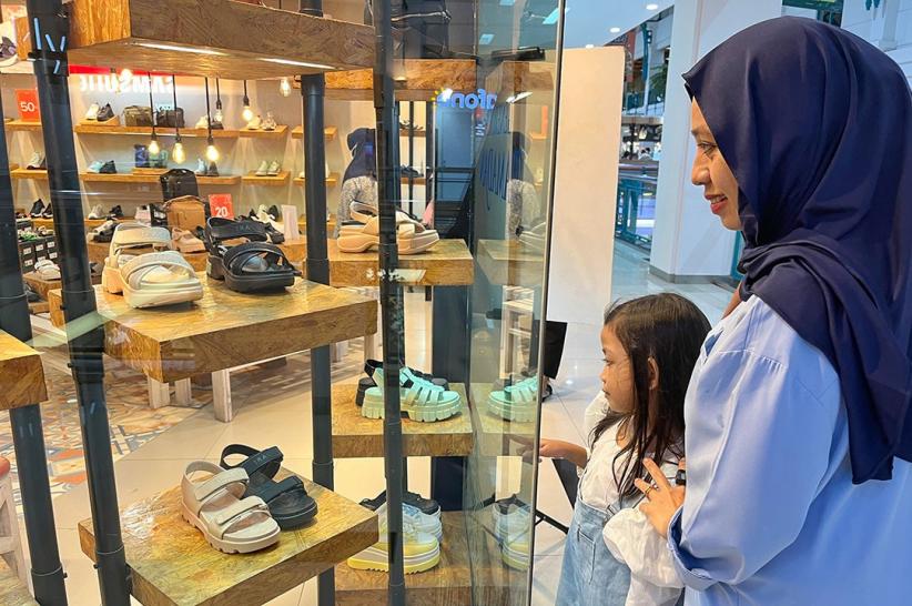 Pusat Perbelanjaan Mulai Ramai Pengunjung Berburu Baju Lebaran - Bagian 5