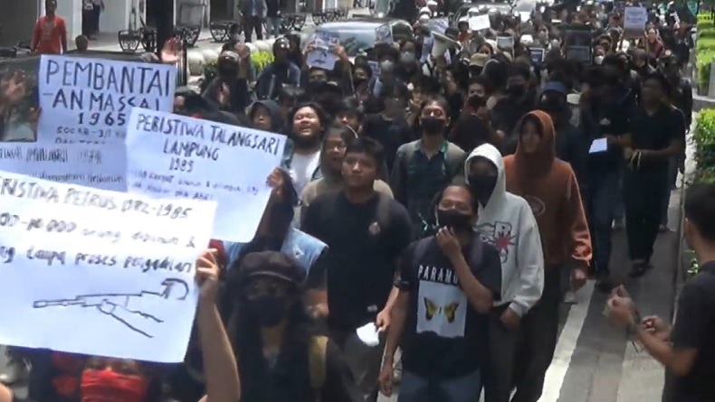 title DPR Sahkan Revisi UU TNI, Ratusan Mahasiswa Demo Longmarch Menuju Gedung DPRD DIY DPR Sahkan Revisi UU TNI, Ratusan Mahasiswa Demo Longmarch Menuju Gedung DPRD DIY