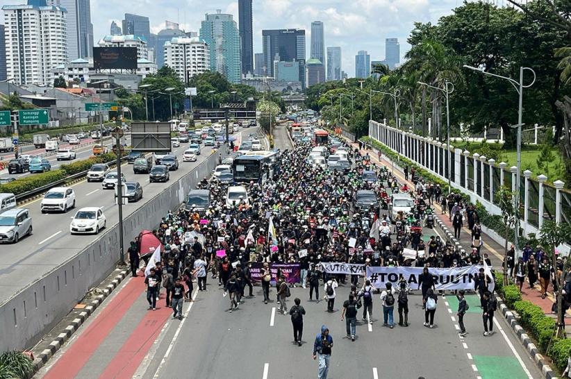 Ratusan Massa Demo Tolak RUU TNI Menutup Jalan Menuju Gedung DPR - Bagian 3