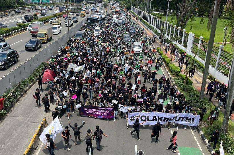 Ratusan Massa Demo Tolak RUU TNI Menutup Jalan Menuju Gedung DPR - Bagian 1