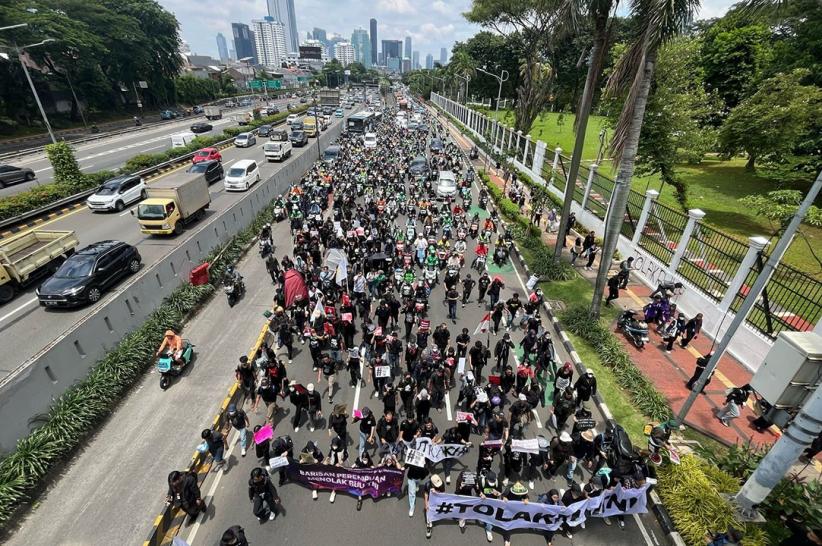 Ratusan Massa Demo Tolak RUU TNI Menutup Jalan Menuju Gedung DPR - Bagian 2