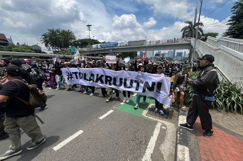 Ratusan Massa Demo Tolak RUU TNI Menutup Jalan Menuju Gedung DPR - Bagian 5
