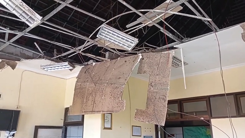 title Plafon RSUD Bangkalan Ambrol Diterjang Angin Kencang, Puluhan Pasien Dievakuasi Plafon RSUD Bangkalan Ambrol Diterjang Angin Kencang, Puluhan Pasien Dievakuasi