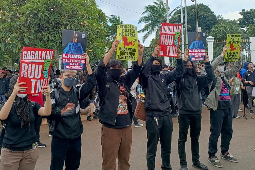 Mahasiswa dan Masyarakat Sipil Bergerak Tolak RUU TNI - Bagian 1