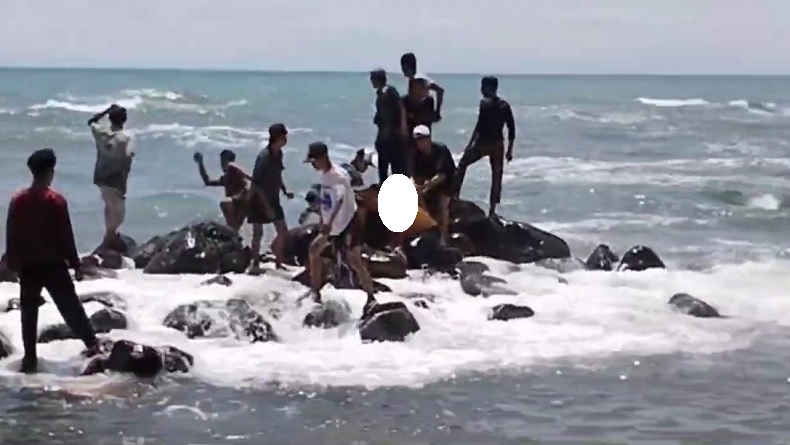 title 8 Anak Tenggelam saat Bermain Perahu di Pantai Titian Mutiara, 3 Tewas, 1 Hilang 8 Anak Tenggelam saat Bermain Perahu di Pantai Titian Mutiara, 3 Tewas, 1 Hilang