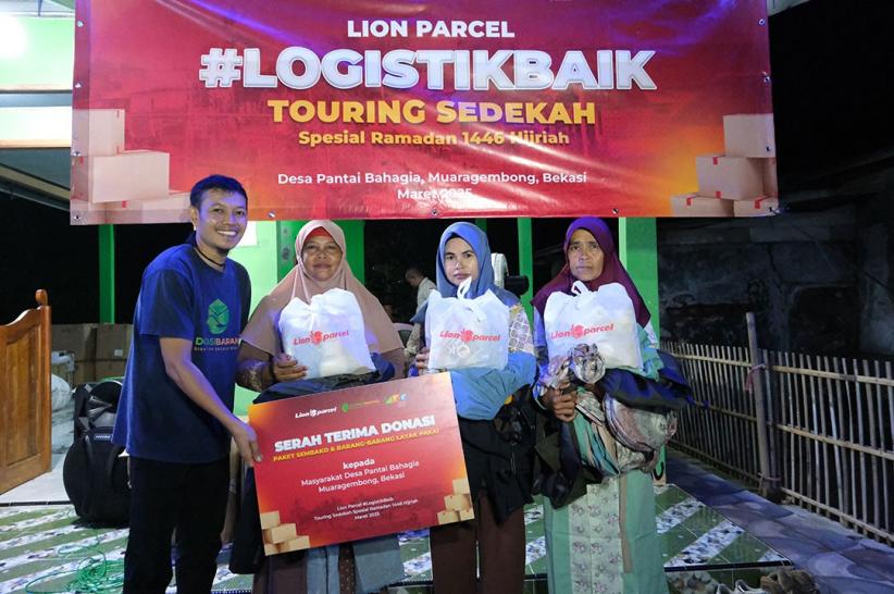 Ratusan Paket Sembako dan Barang Layak Pakai untuk Warga Muaragembong - Bagian 3