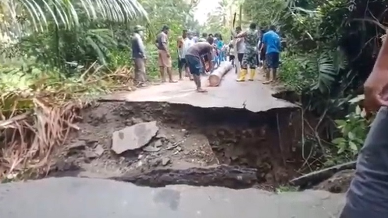 title Jembatan Amblas, Akses Mudik Lebaran di Seram Bagian Barat Maluku Terputus Jembatan Amblas, Akses Mudik Lebaran di Seram Bagian Barat Maluku Terputus