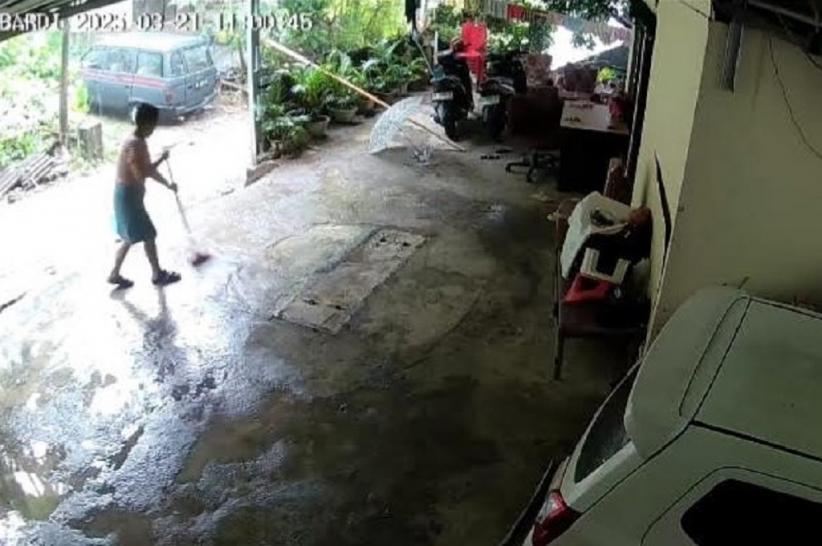 title Terekam CCTV, Ibu-Ibu di Manado Nyaris Tertimbun Longsor dalam Rumah Terekam CCTV, Ibu-Ibu di Manado Nyaris Tertimbun Longsor dalam Rumah
