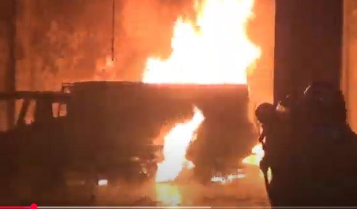 2 Gudang Pabrik Sandal di Surabaya Terbakar Hebat, 25 Mobil Damkar Dikerahkan Padamkan Api