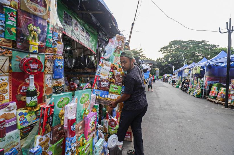 Potret Pedagang Parsel Lebaran di Cikini Menunggu Pembeli - Bagian 6