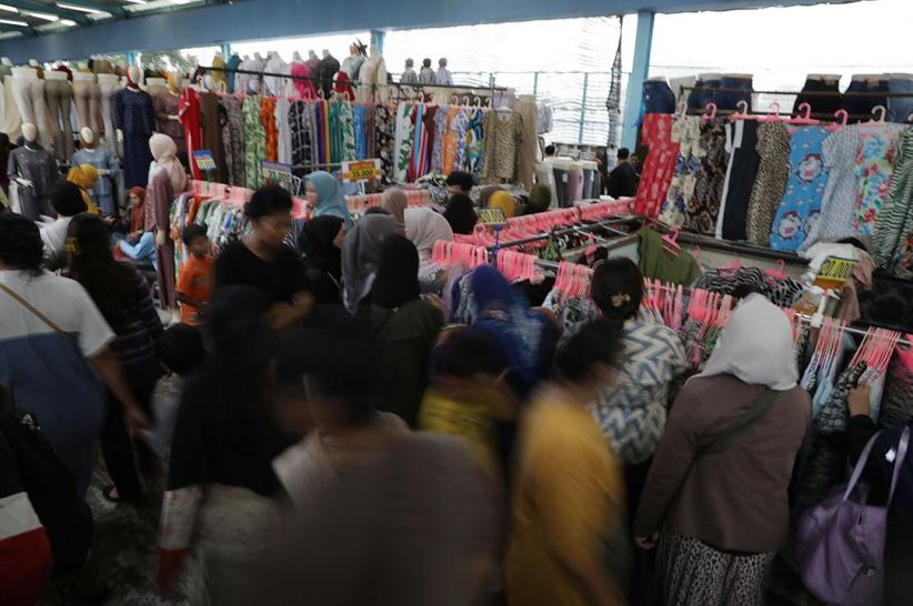Suasana Pasar Tanah Abang Dipadati Ribuan Pengunjung Belanja Baju Lebaran - Bagian 8