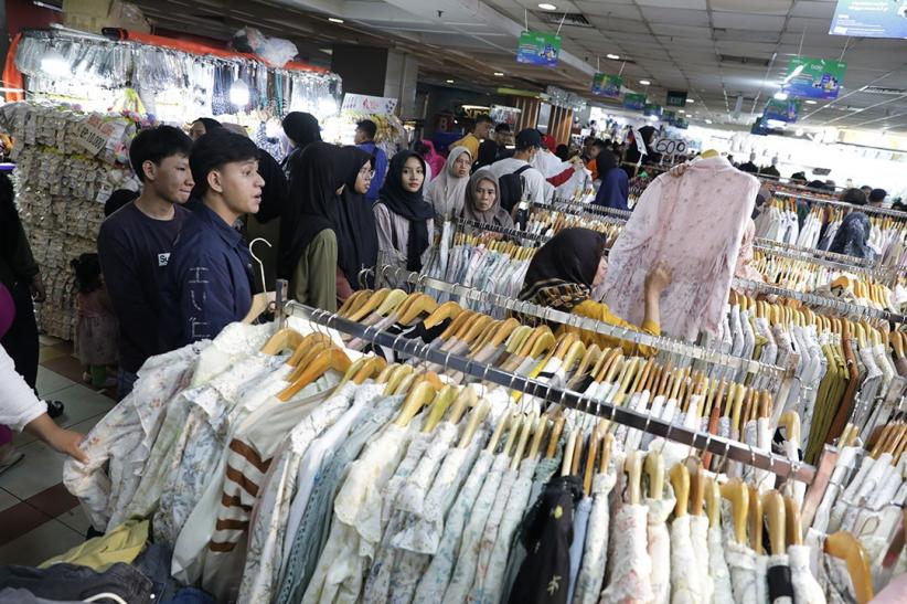 Suasana Pasar Tanah Abang Dipadati Ribuan Pengunjung Belanja Baju Lebaran - Bagian 3