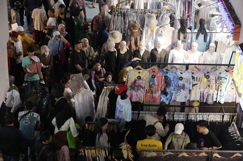 Suasana Pasar Tanah Abang Dipadati Ribuan Pengunjung Belanja Baju Lebaran - Bagian 1
