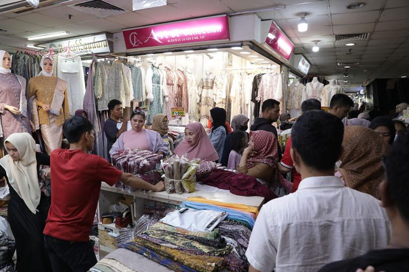 Suasana Pasar Tanah Abang Dipadati Ribuan Pengunjung Belanja Baju Lebaran - Bagian 6