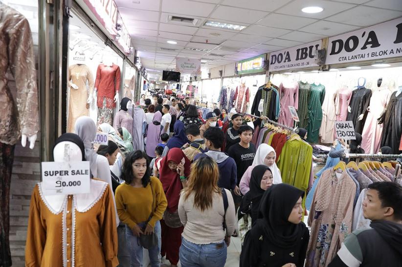 Suasana Pasar Tanah Abang Dipadati Ribuan Pengunjung Belanja Baju Lebaran - Bagian 7