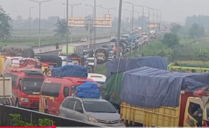 H-8 Lebaran, Antrean Panjang Kendaraan Pemudik Terjadi di Gerbang Tol Pejagan