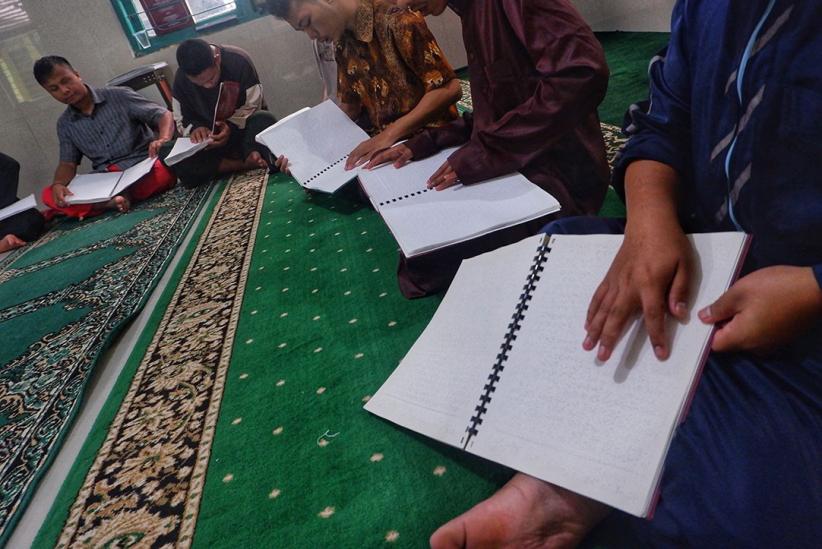 Potret Penyandang Disabilitas Membaca Alquran Huruf Braille - Bagian 2