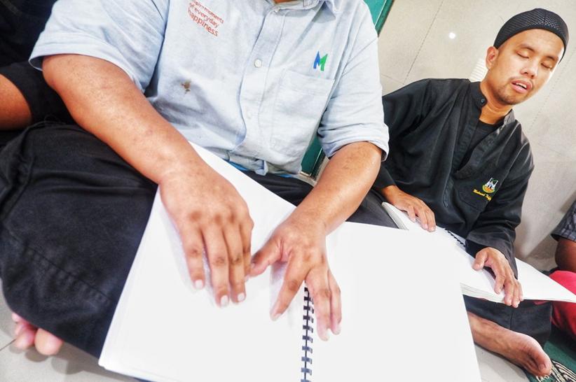 Potret Penyandang Disabilitas Membaca Alquran Huruf Braille - Bagian 4