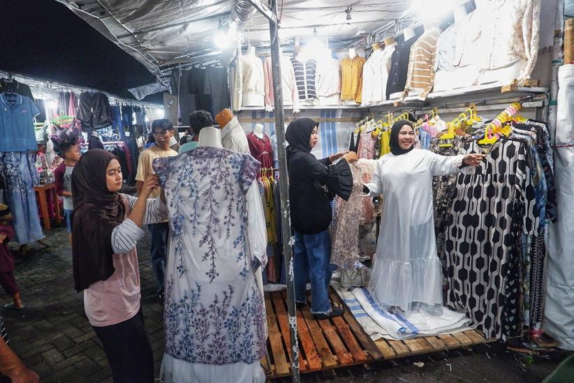 Memilih Baju Lebaran di Pasar Malam Masjid Al Markaz Al Islami Makassar - Bagian 2