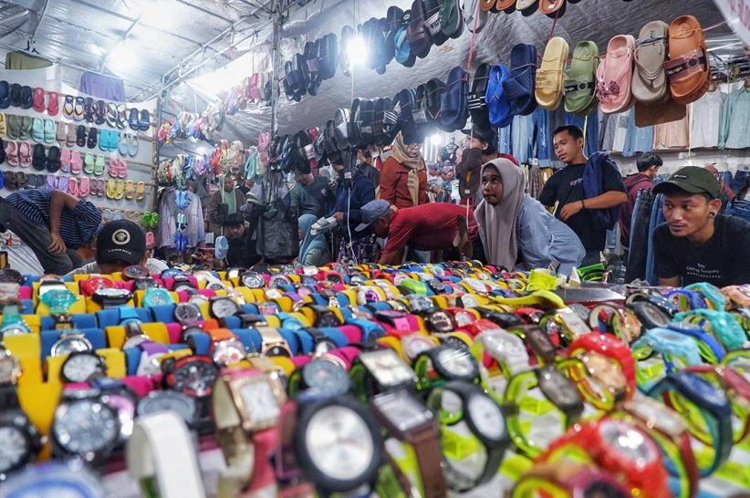 Memilih Baju Lebaran di Pasar Malam Masjid Al Markaz Al Islami Makassar - Bagian 3