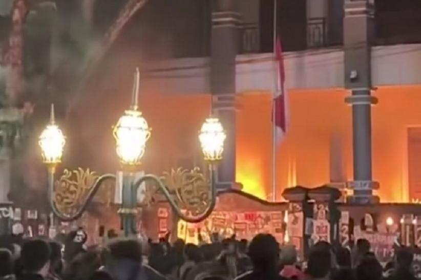 title Ricuh Demo Tolak UU TNI di Malang, Tim Medis dan Jurnalis jadi Korban Kekerasan Aparat Ricuh Demo Tolak UU TNI di Malang, Tim Medis dan Jurnalis jadi Korban Kekerasan Aparat